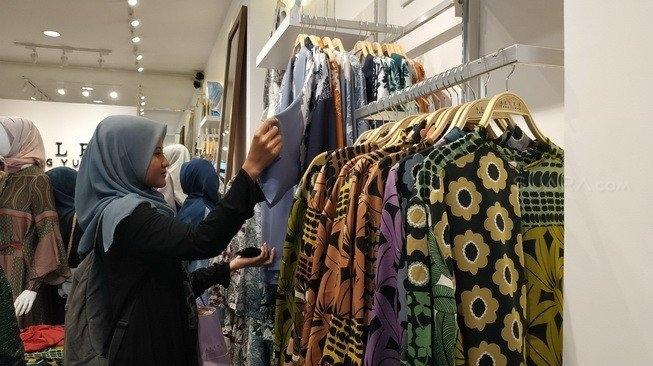 Desainer Itang Yunasz membuka gerai baru di bilangan Bintaro, Tanggerang Selatan, Sabtu (23/3/2019). (Suara.com/Firsta Nodia)