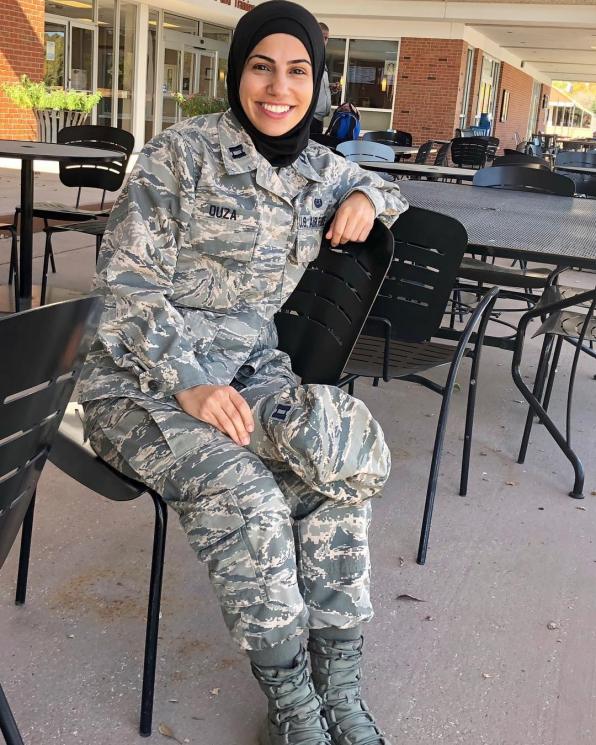 Maysaa Ouza, menjadi anggota militer AS berhijab pertama. (Instagram/@maysaa.ouza)