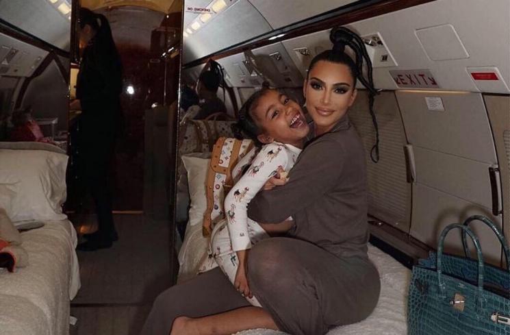 Kim Kardashian dan anaknya, North West. (Instagram/@kimkardashian)