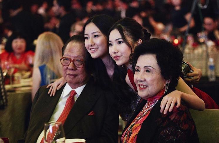 Rachel dan Michelle Yeoh bersama mendiang kakek dan nenek mereka. (Instagram/@michelle.yeoh)