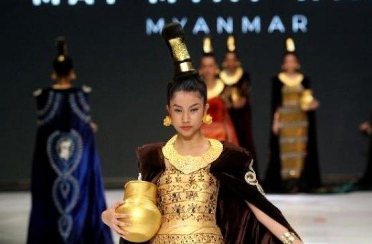 Model tampil dalam peragaan busana dalam ajang Indonesia Fashion Week 2019 di JCC, Jakarta, Rabu (27/3/2019).(Suara.com/Arief Hermawan P)