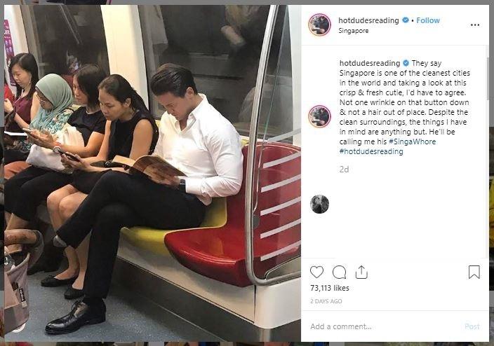Cowok ganteng baca buku di MRT Singapura. (Instagram/@hotdudesreading)