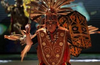 Gunakan Material Eco Faux, Musa Widyatmodjo Angkat Kostum Borneo