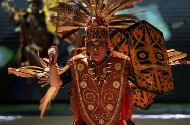 Musa Widyatmodjo angkat kostum Borneo di Pembukaan IFW 2019. (Suara.com/Arief Hermawan P)