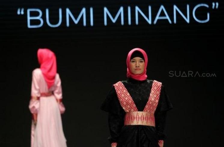 Model menampilkan busana rancangan seorang perawat RSUD, Diksi Hera Berliana, dalam ajang Indonesia Fashion Week 2019 di JCC, Jakarta, Rabu (27/3/2019). (Suara.com/Arief Hermawan P)