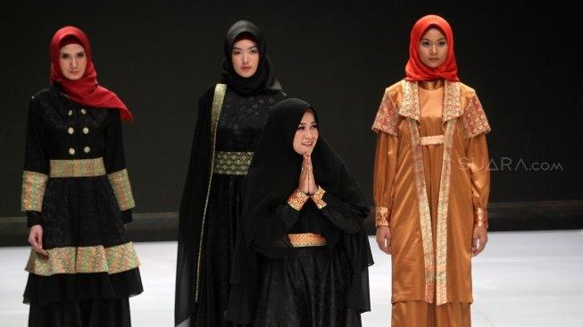 Busana rancangan seorang perawat RSUD, Diksi Hera Berliana, turut memeriahkan Indonesia Fashion Week 2019 di JCC, Jakarta, Rabu (27/3/2019). (Suara.com/Arief Hermawan P)