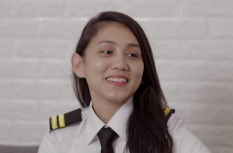 Athira Farina, pilot cantik. (YouTube/Deddy Corbuzier)