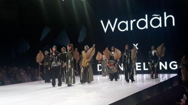Dian Pelangi dalam gelaran show bersama Wardah Cosmetics di panggung Indonesia Fashion Week 2019. (Suara.com/Dinda Rachmawati)