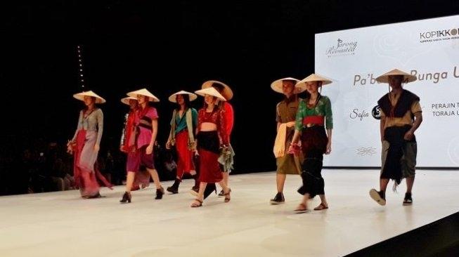 Tenun Toraja ditampilkan dalam Indonesia Fashion Week 2019. (Suara.com/Dinda Rachmawati)