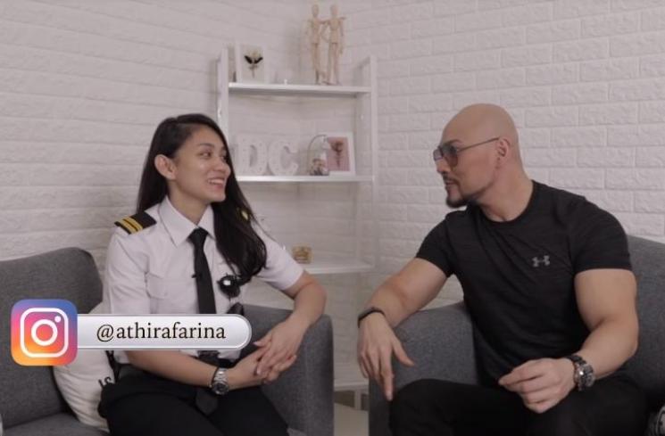 Athira Farina, pilot cantik. (YouTube/Deddy Corbuzier)