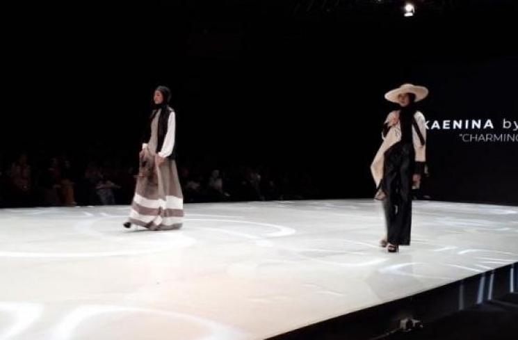 Ada Tas Anjat Khas Suku Dayak di Panggung Indonesia Fashion Week 2019