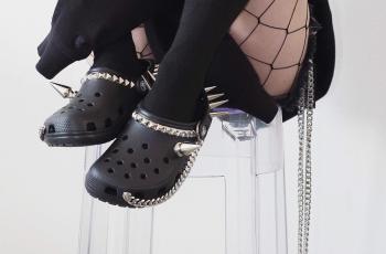 Punk Banget, Ada Crocs Berduri Dilengkapi Paku dan Rantai