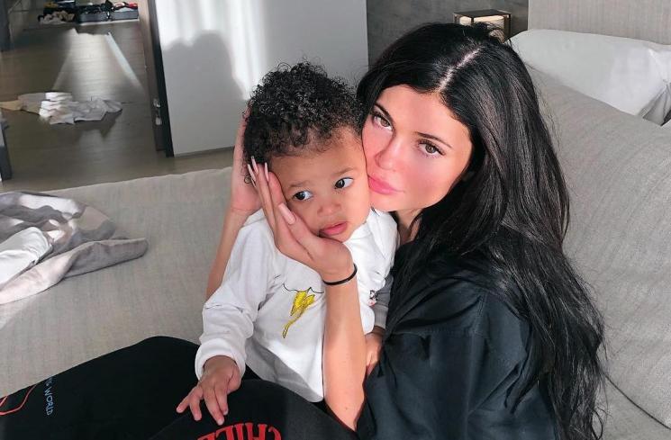 Stormi Webster Main Snowboarding, Anak Kylie Jenner Lebih Jago dari Kamu!