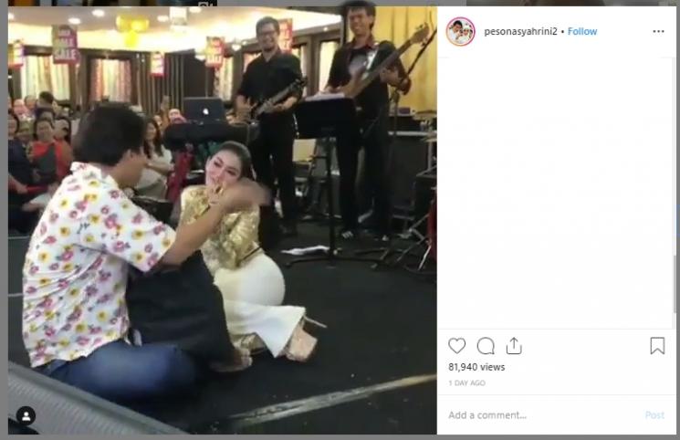 Syahrini duduk glesotan di panggung. (Instagram/@pesonasyahrini2)