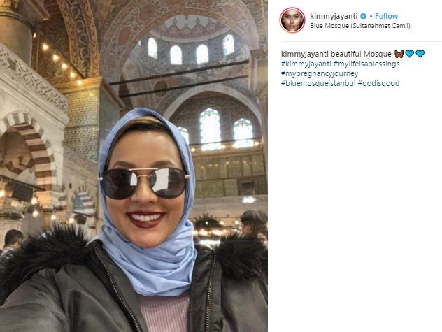 Kimmy Jayanti berhijab di Turki. (Instagram/@kimmyjayanti)
