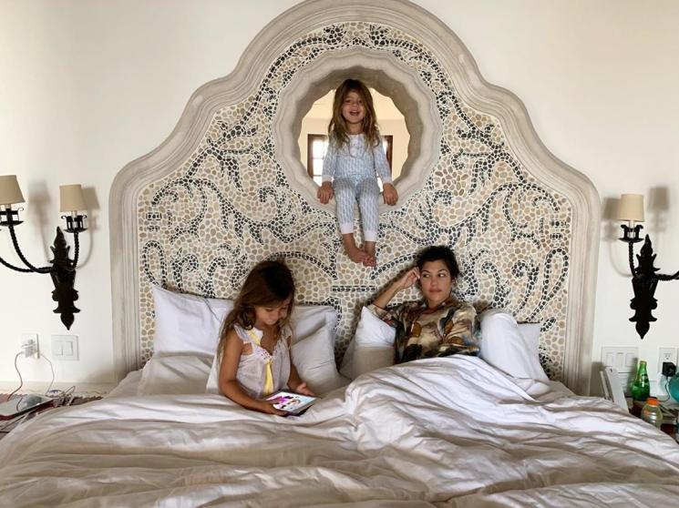 Kourtney Kardashian dan anak-anaknya. (Instagram/@kourtneykardash)
