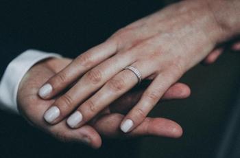 Menikah Sederhana di Pantai, Pasangan Suami-Istri Ini Jadi Sorotan karena Pakai Onesie