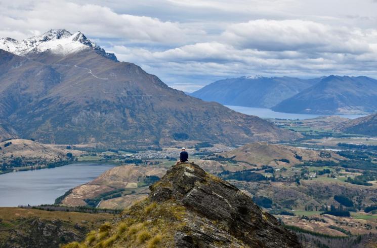 Duduk di atas bukit. (Unsplash/Andrew Hughes)