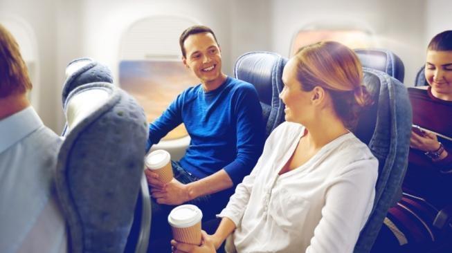 Pasangan naik pesawat. (Shutterstock)