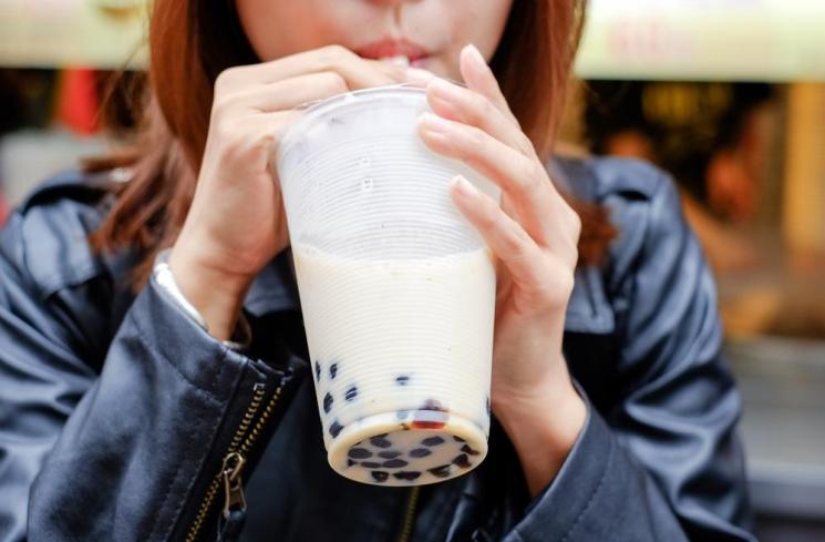 Perempuan minum bubble tea. (Shutterstock)