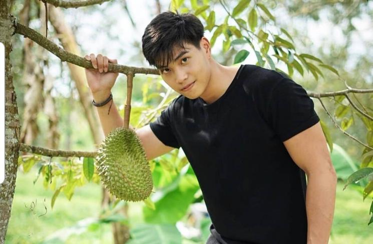 Cowok ganteng dengan durian. (Instagram/@hotdudeswithdurian)