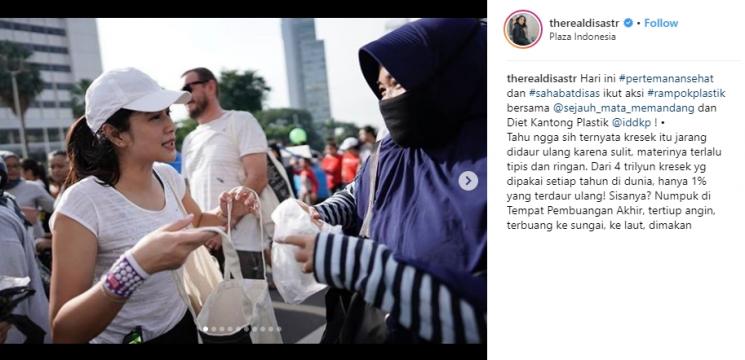 Bikin Kaget, Ini Aksi Dian Sastro Rampok Plastik Warga Jakarta. (Instagram/@therealdisastr)