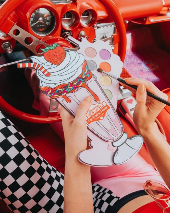 Eyeshadow berbentuk dan beraroma milkshake strawberry. (Instagram/@bombshellcosmetica)