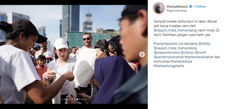 Bikin Kaget, Ini Aksi Dian Sastro Rampok Plastik Warga Jakarta. (Instagram/@therealdisastr)