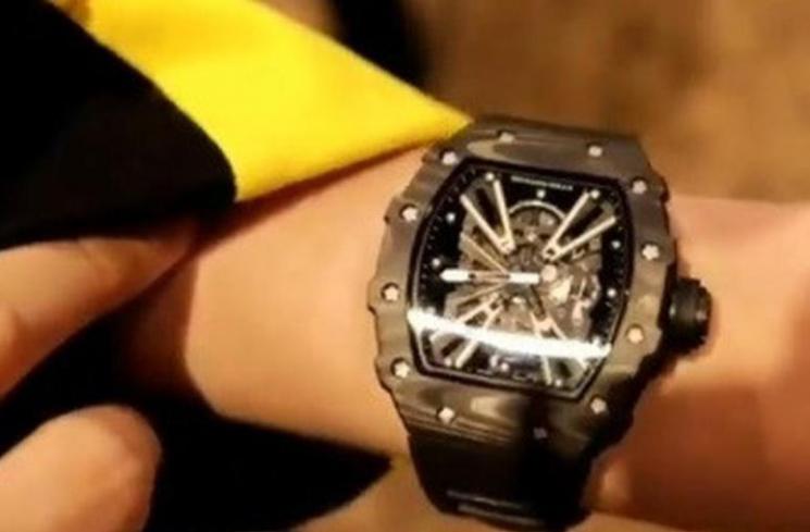 Jam tangan Richard Mille palsu milik Jason. (Youtube/Yoshiolo)