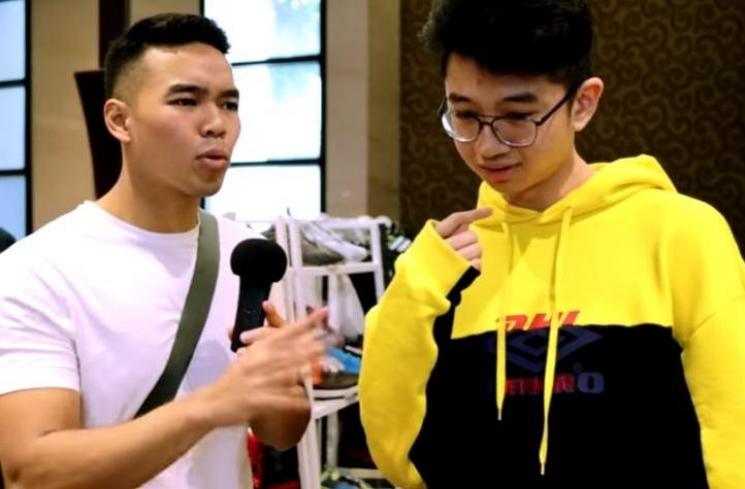 Jason jaket kuning ketika diwawancara Yoshi. (Youtube/Yoshiolo)