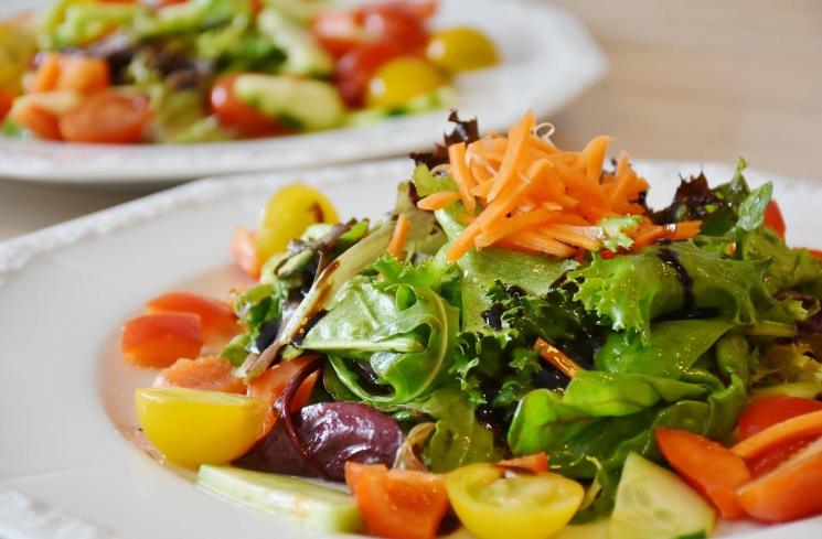 Hidangan salad. (Pixabay/RitaE)