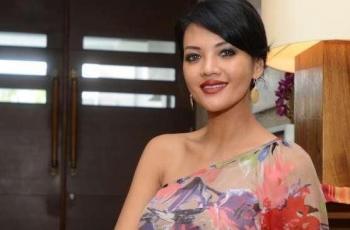 10 Tips Wanita Elegan ala Farah Quinn, Nggak Boleh Pakai Daster!