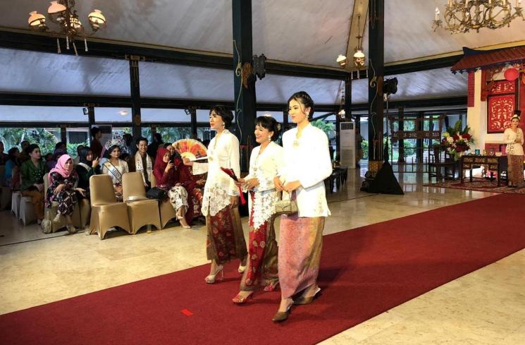Parade fesyen Kartini dan Perempuan Masa Kini Royal Amabrrukmo Yogya. (Dewiku.com/Kintan Sekarwangi)