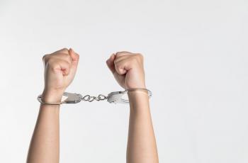 Tak Mau Pegangan saat Naik Eskalator, Perempuan Ini Langsung Diborgol