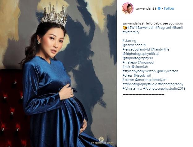 Gemas, Maternity Shoot Sarwendah Bertemakan Raja dan Ratu Kerajaan. (Instagram/@sarwendah29)