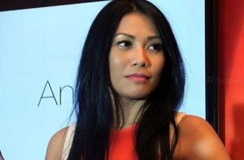 Anggun C Sasmi Nggak Gengsi Pakai iPhone Model Jadul, Alasannya Bikin Salut
