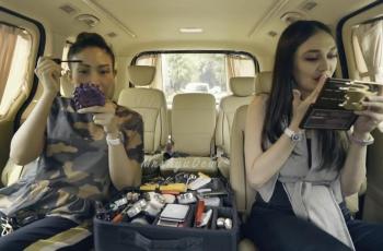 Malah Curcol, Ayu Dewi Tantang Luna Maya Makeup di Mobil