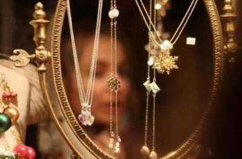 Biar Nggak Norak, Simak Tips Mengenakan Perhiasan Emas Berikut Ini