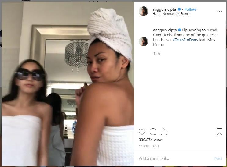 Anggun C Sasmi lip sync di kamar mandi bareng putrinya, Kirana. (Instagram/@anggun_cipta)