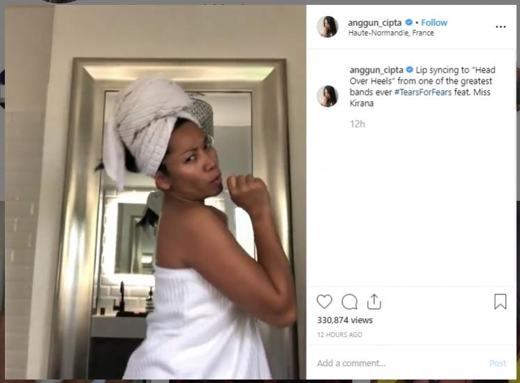 Anggun C Sasmi lip sync di kamar mandi. (Instagram/@anggun_cipta)