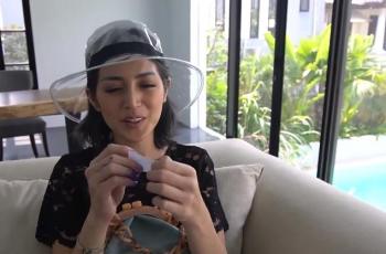 Bagi-Bagi Hadiah ke ART, Jessica Iskandar Pakai Topi Plastik Seharga Motor