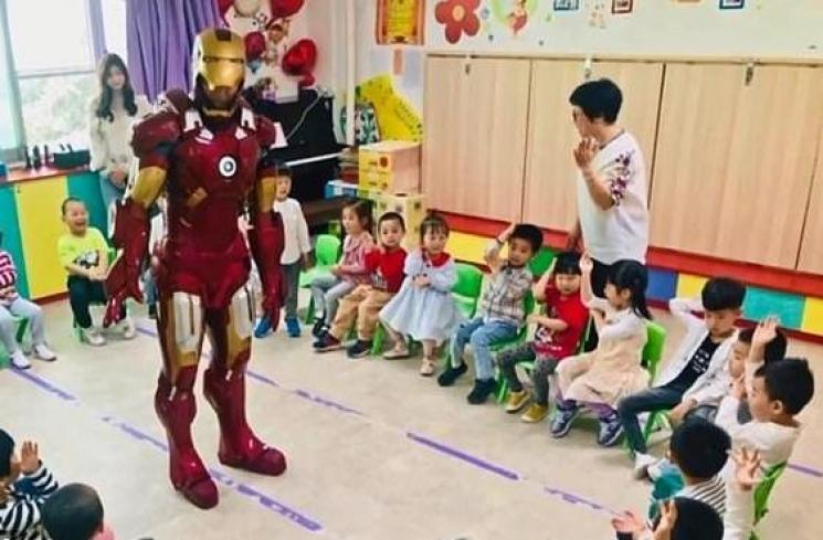 Ayah paling keren pakai kostum Iron Man. (YouTube/Pear Video)