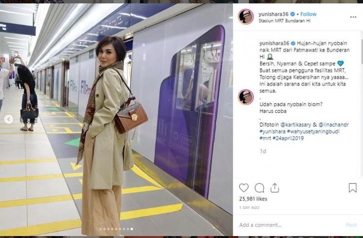 Yuni Shara naik MRT Jakarta. (Instagram/@yunishara36)