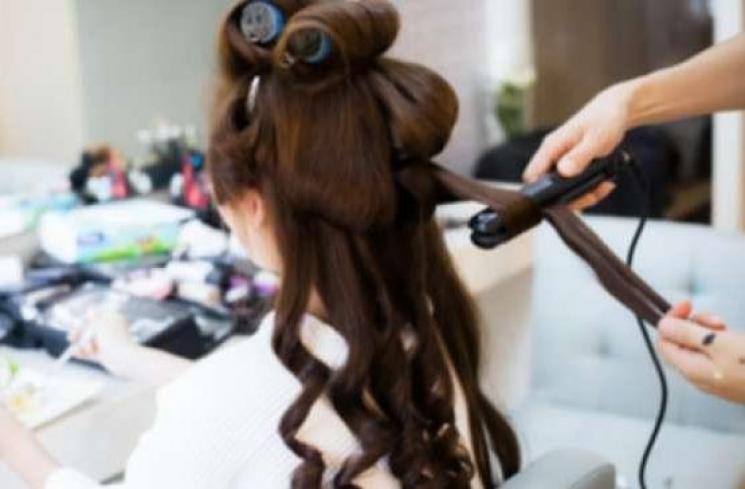 Menggunakan catok rambut. (Shutterstock)