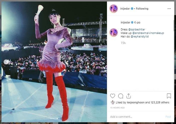Jessica iskandar membawakan acara Korean Wave. (Instagram/@inijedar)