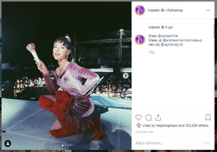 Jessica iskandar membawakan acara Korean Wave. (Instagram/@inijedar)