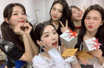 Pukau Reveluv, Red Velvet Tampil Manis dengan Outfit Summer di Jakarta