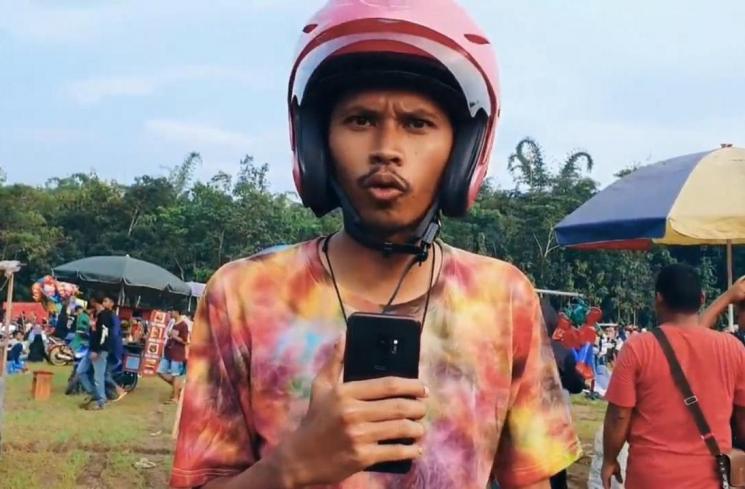 Berapa Harga Outfit Nonton Dangdut di Dusun. (YouTube/Sadana Agung S)