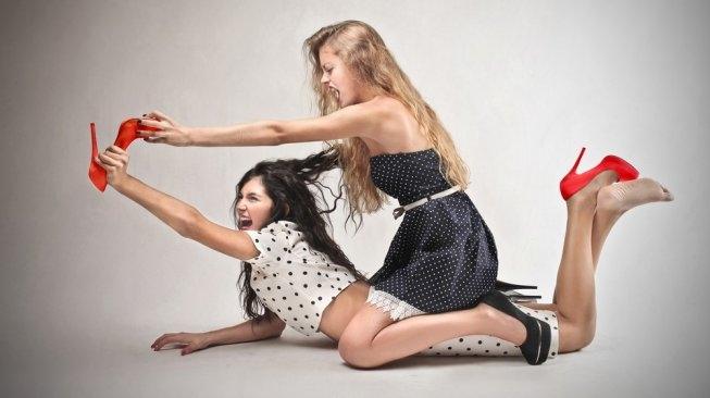 Perempuan berkelahi pakai high heels. (Shutterstock)