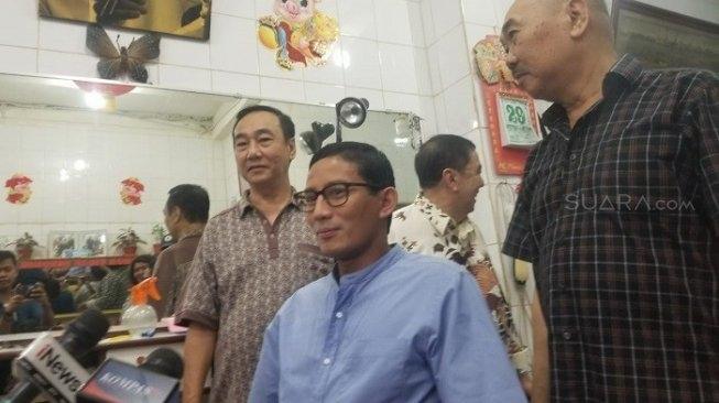 Sandiaga Uno potong rambut. (Suara.com/Ria Rizki)